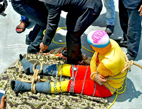 Indiano se prepara para mergulho