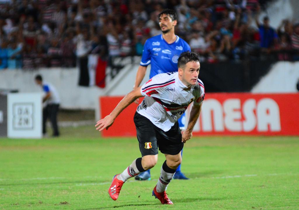 Artilheiro coral, Pipico marcou dois gols na vitória diante do Confiança. 
