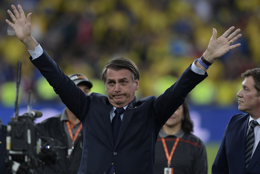 Presidente Jair Bolsonaro no gramado do Maracanã.