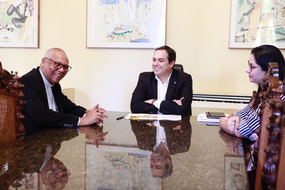 Paulo Cãmara (PSB) recebeu, nesta sexta (12), o bispo de Pesqueira Dom José Luiz Ferreira Salle