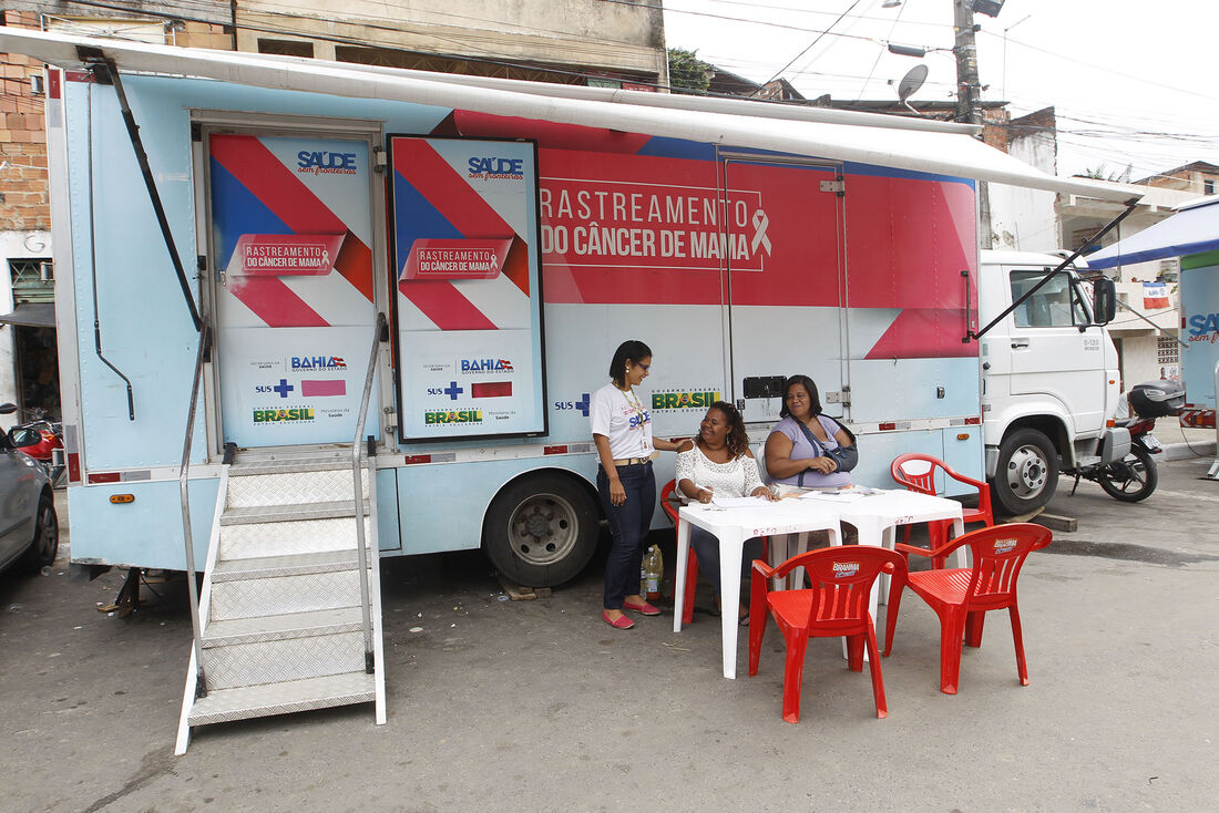 Caminhão Mamóvel em que as mulheres realizam exames