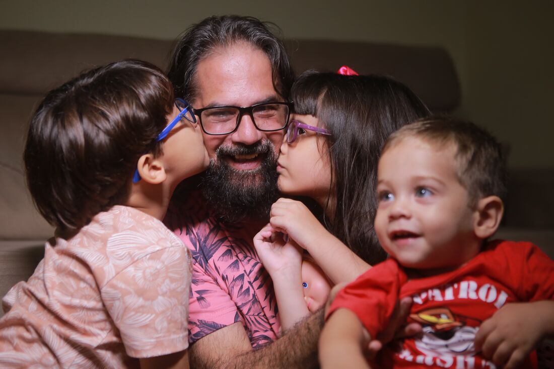 O radialista Dênis Araújo, 52 anos, tem dois netos, o mais velho deles com sete anos 