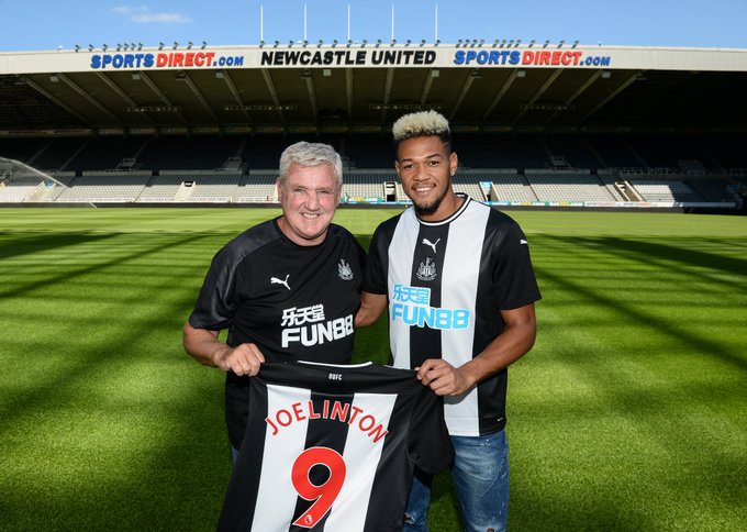 Atacante Joelinton ao lado de Steve Bruce, treinador do Newcastle.