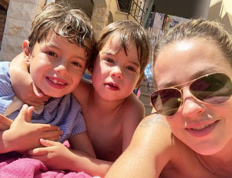 Atriz Luana Piovani e dois de seus filhos com o ex-marido Pedro Scooby