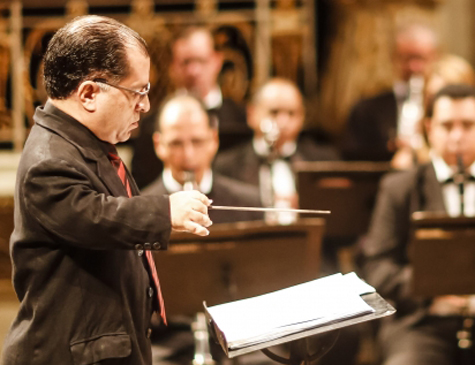 Comandado pelo maestro Nenéu Liberalquino, grupo musical interpreta ainda peças de John Williams, Milton Nascimento e Beethoven