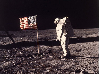 Apollo 11 foi um voo espacial tripulado norte-americano responsável pelo primeiro pouso na Lua