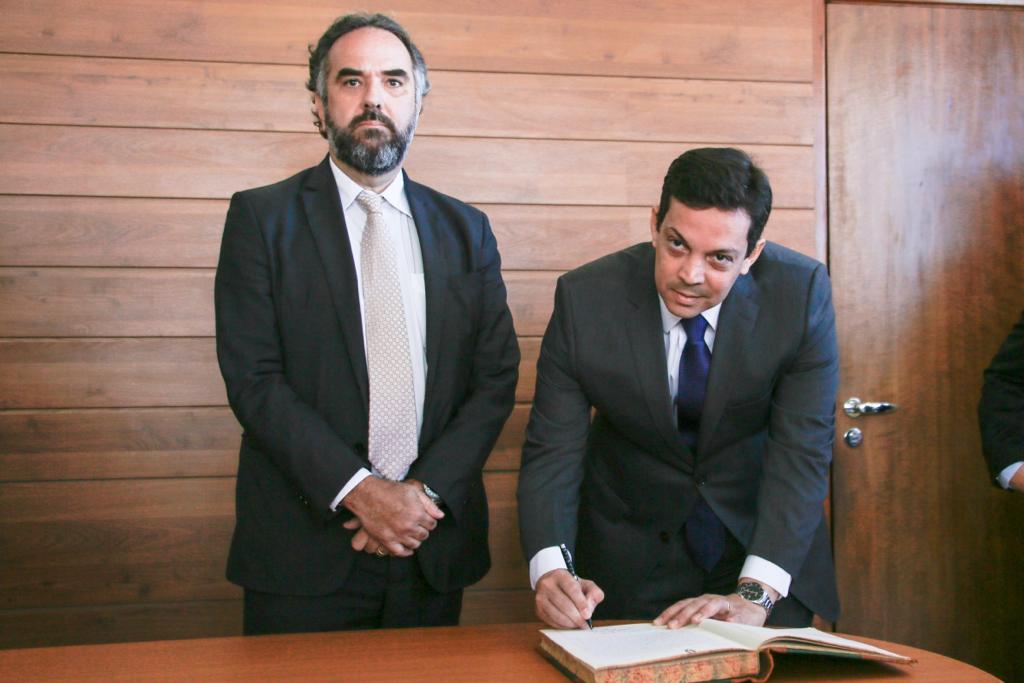 Carlos Neves assinou o termo de posse para o cargo de conselheiro do TCE, nesta sexta