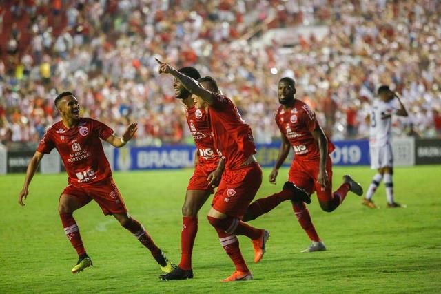 Alvirrubros comemoram gol de Diego Silva sobre o Santa Cruz