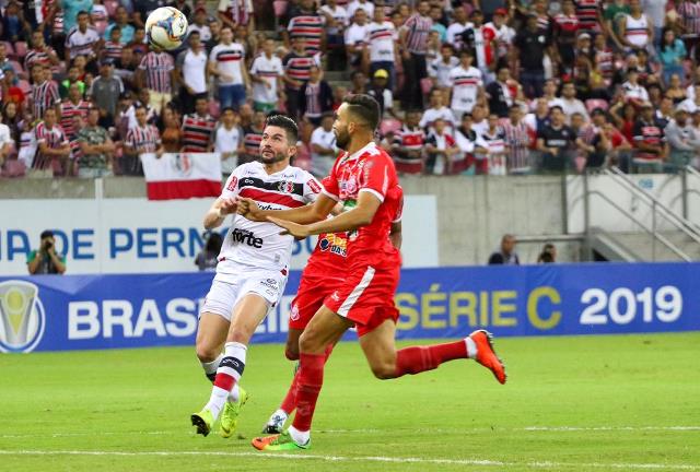 Guilherme Queiroz disputa bola no jogo contra o Imperatriz/MA