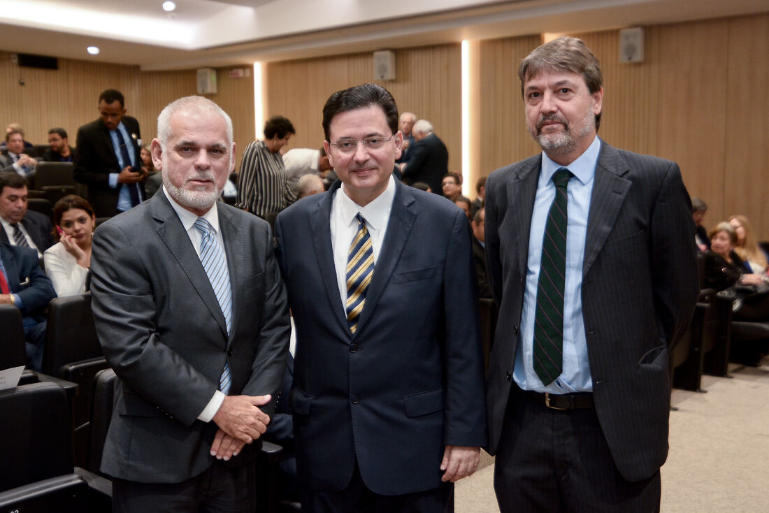 Diretor executivo da Folha de Pernambuco, Paulo Pugliesi, junto a Antonio Campos e Pedro Nabuco