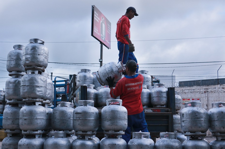 s propostas, que também podem ajudar a reduzir o preço da gasolina e do diesel, foram incluídas na pauta do plenário do Senado de amanhã (16) pelo presidente da Casa, senador Rodrigo Pacheco (PSD-MG)