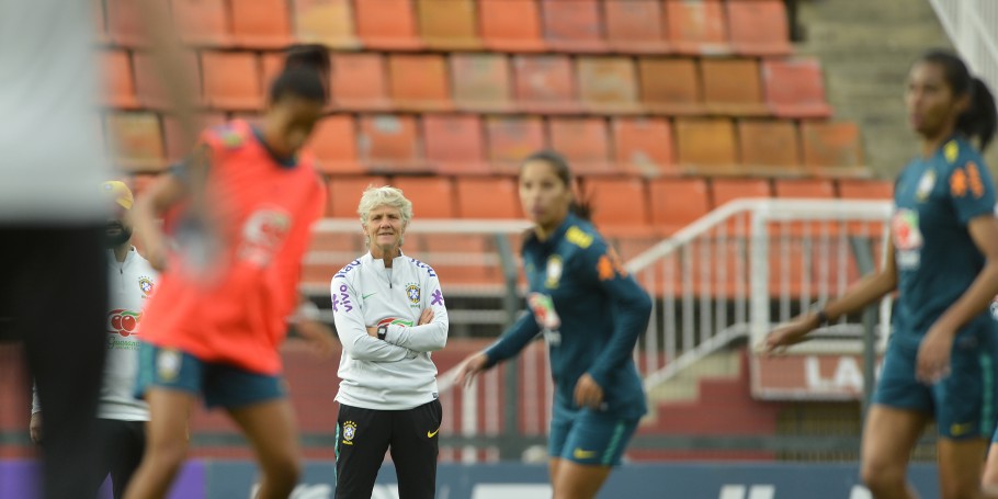 Pia Sundhage comanda treino da seleção brasileira de futebol feminino