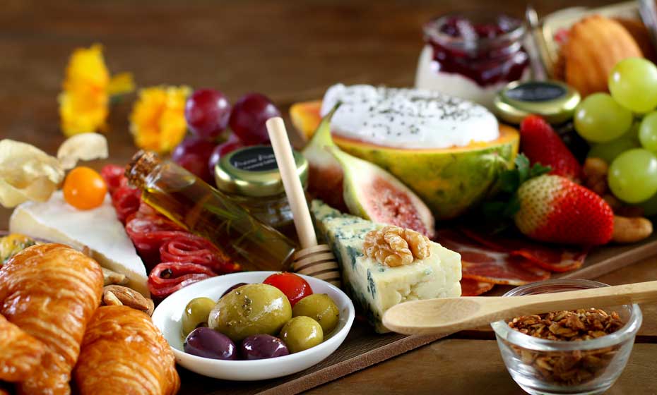 Conceito: comida esparramada ao alcance de todos à mesa