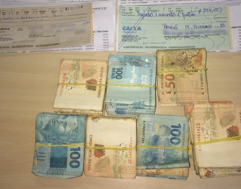 Foram apreendidos na residência do vereador aproximadamente R$ 45 mil em espécie e R$ 160 mil em cheques