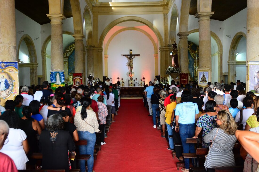 Fiéis assistem missa na Catedral da Sé