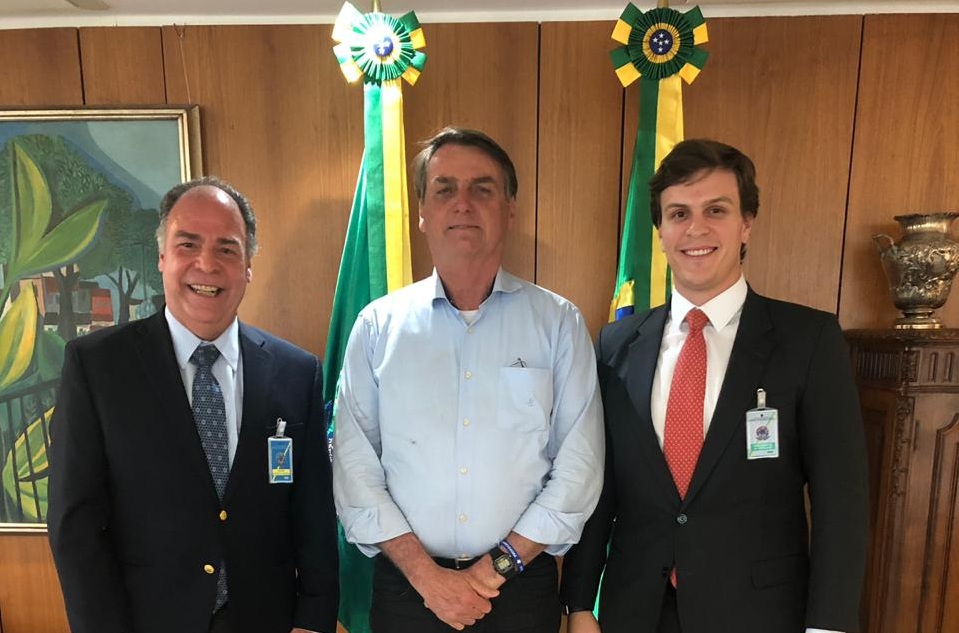 O prefeito Miguel Coelho se encontrou com o presidente da República, Jair Bolsonaro. A reunião foi articulada pelo senador Fernando Bezerra (MDB).