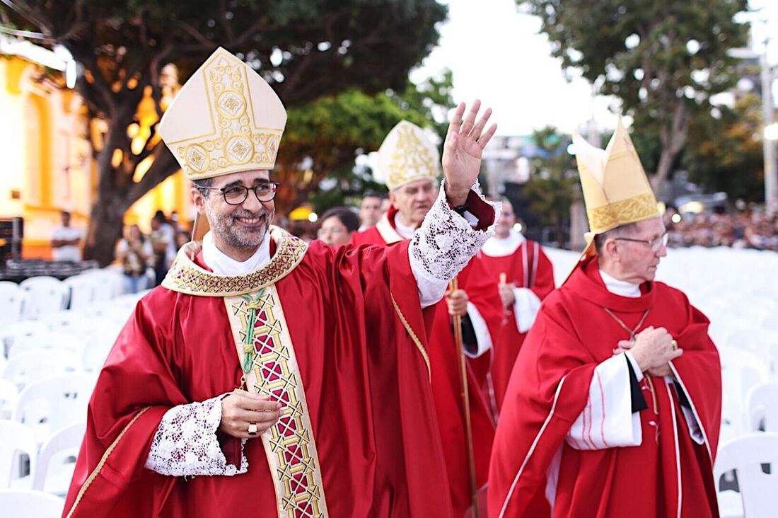 A primeira missa do novo bispo foi celebrada de forma campal, em um grande palco montado em frente à Catedral.