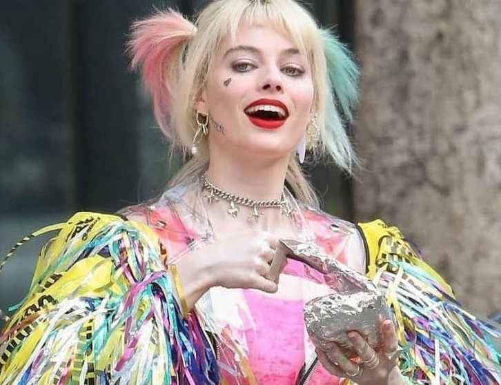Margot Robbie vive a personagem Arlequina no longa da DC