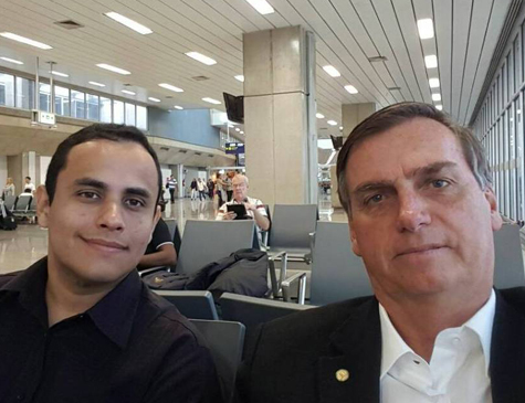 O assessor do Planalto Tercio Arnaud Tomaz tira foto com o presidente Jair Bolsonaro em aeroporto