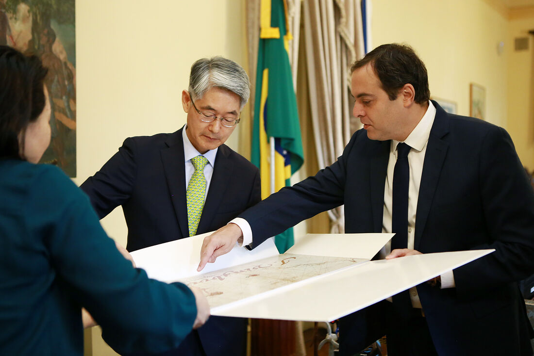 Governador debateu com o diplomata as possibilidades de novas parcerias