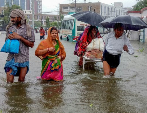 Moradores enfrentam enchente em Patna, na Índia