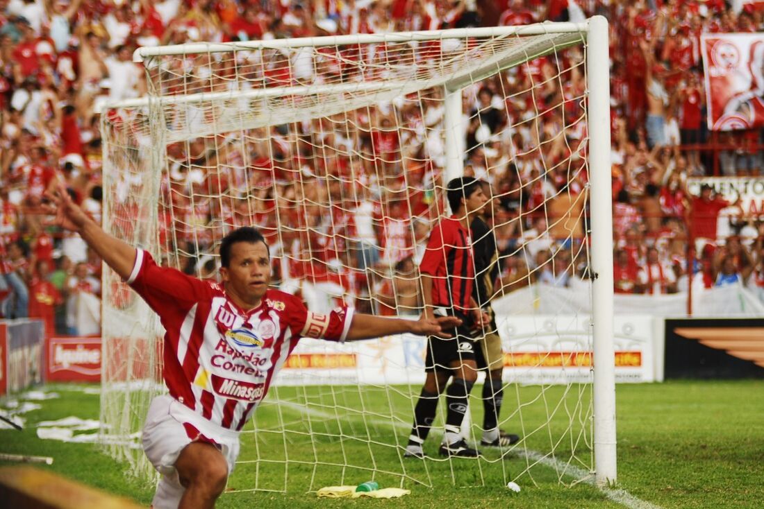 Kuki comemora gol de Capixaba no jogo contra o Ituano