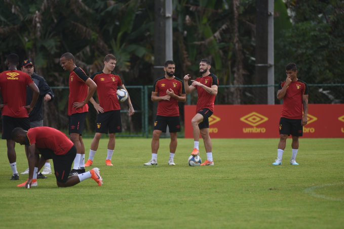 Jogadores do Sport em movimentação no CT.