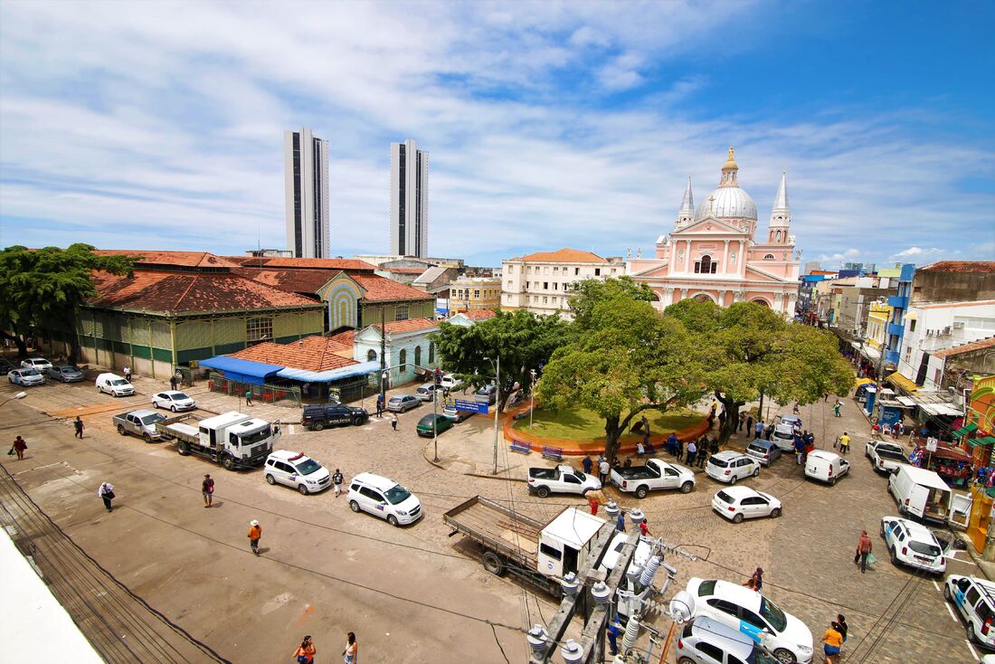 Em mais uma etapa, os vendedores de utensílios de cozinha, roupas e calçados, que antes ficavam na Praça Dom Vital, foram abrigados no Centro de Comércio do Cais de Santa Rita