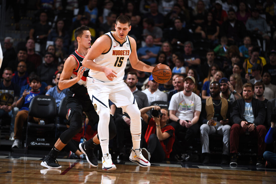 Nikola Jokic é marcado por Zach Collins na semifinal do Oeste, da temporada 2018-2019