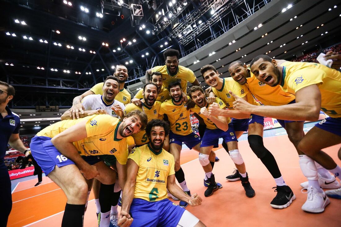 Jogadores da seleção brasileira de vôlei comemoram o título da Copa do Mundo