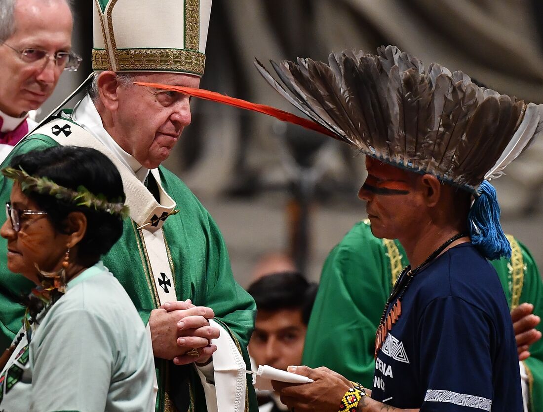 Os povos indígenas, com roupas coloridas, alguns com cocares de penas, entregaram alguns presentes ao papa