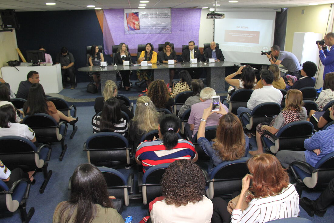 Na manhã desta quarta-feira (16), a vereadora Michele Collins (PP) promoveu uma reunião pública para o lançamento do livro