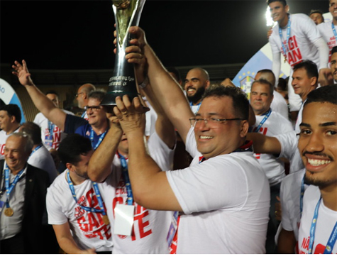 Presidente do Náutico, Edno Melo, levantando a taça de campeão da Série C