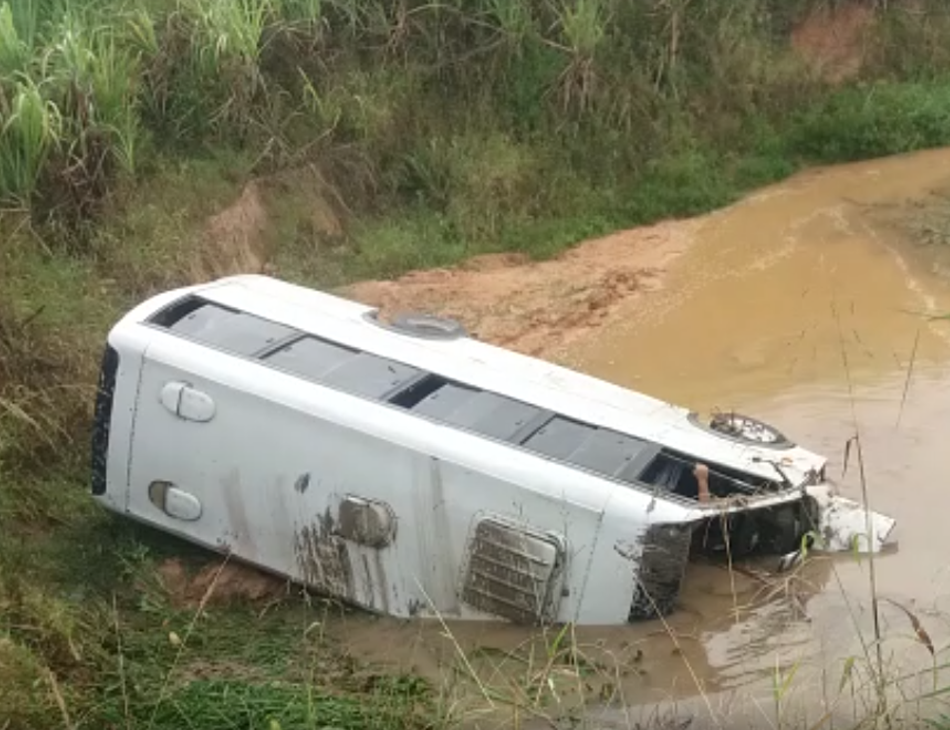 Veículo caiu em um riacho, às margens da rodovia