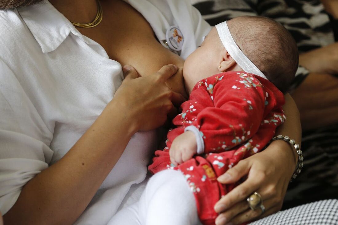 O colostro é o primeiro leite produzido pela mãe e tem o papel principal de proteção do recém-nascido