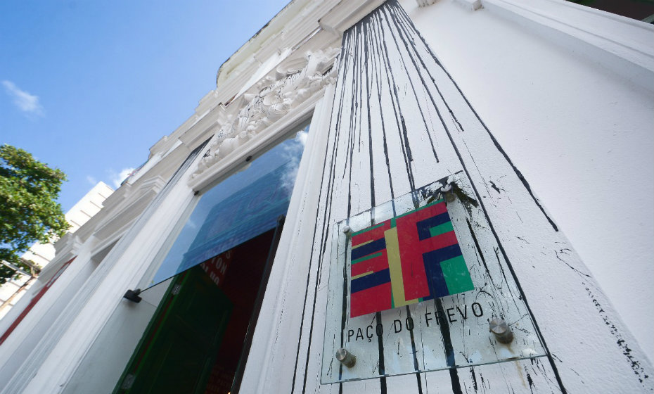 Paço do Frevo estampa na fachada protesto contra vazamento de óleo nos mares do Nordeste