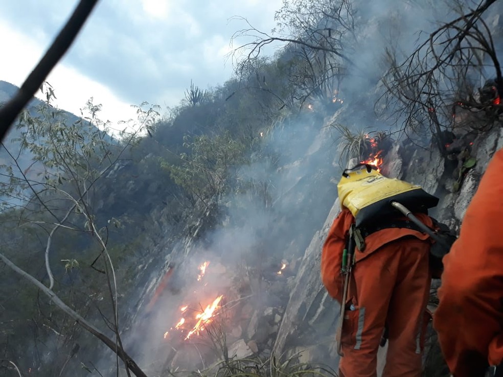 Incêndio de grandes proporções atinge área de vegetação na Chapada Diamantina, na Bahia