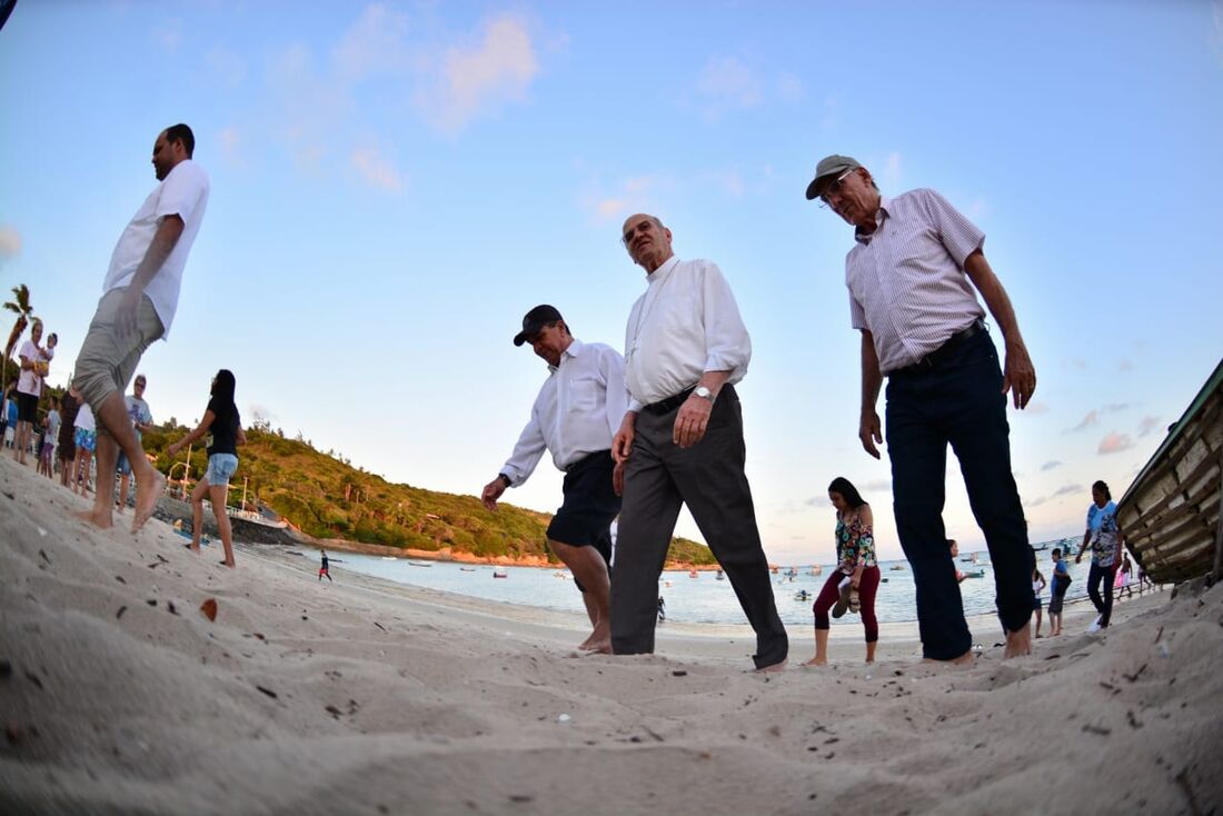 Visita do Arcebispo Dom Fernando Saburido, em praias que foram atingidas pelo resíduo de Petróleo no litoral sul.