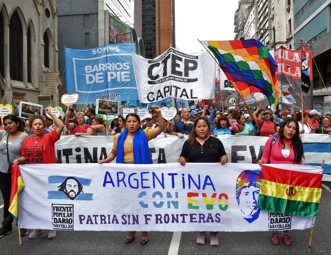 Manifestantes argentinos em apoio ao ex-presidente da Bolívia Evo Morales
