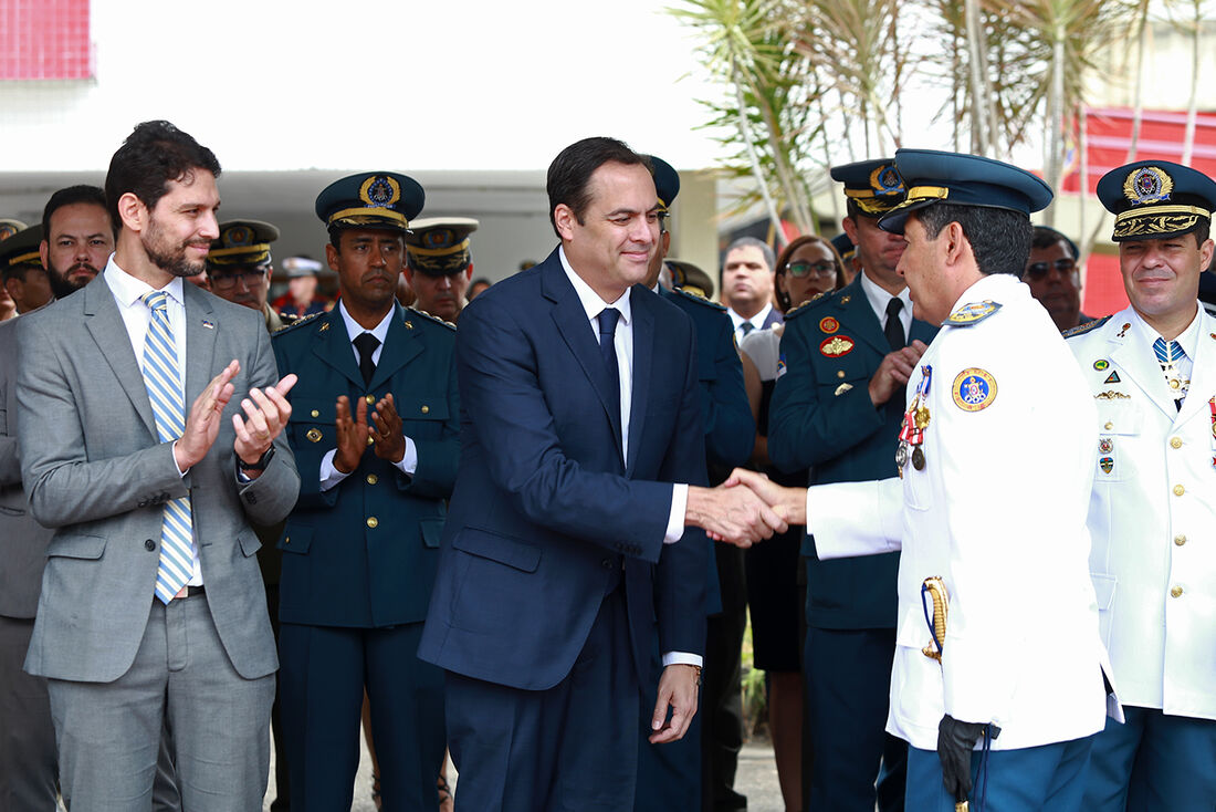 Governador acompanhou a transmissão de cargo do coronel Manoel Cunha para o coronel Rogério Coutinho