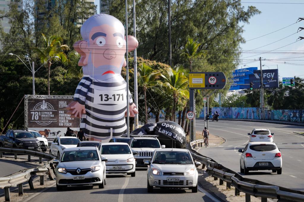 Boneco Pixuleco "recepciona" ex-presidente Lula