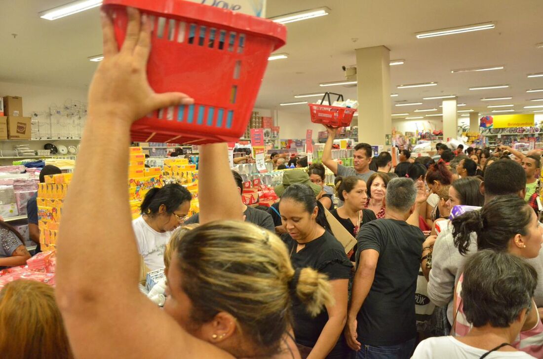 Movimentação da Black Friday no Shopping RioMar, na Zona Sul do Recife