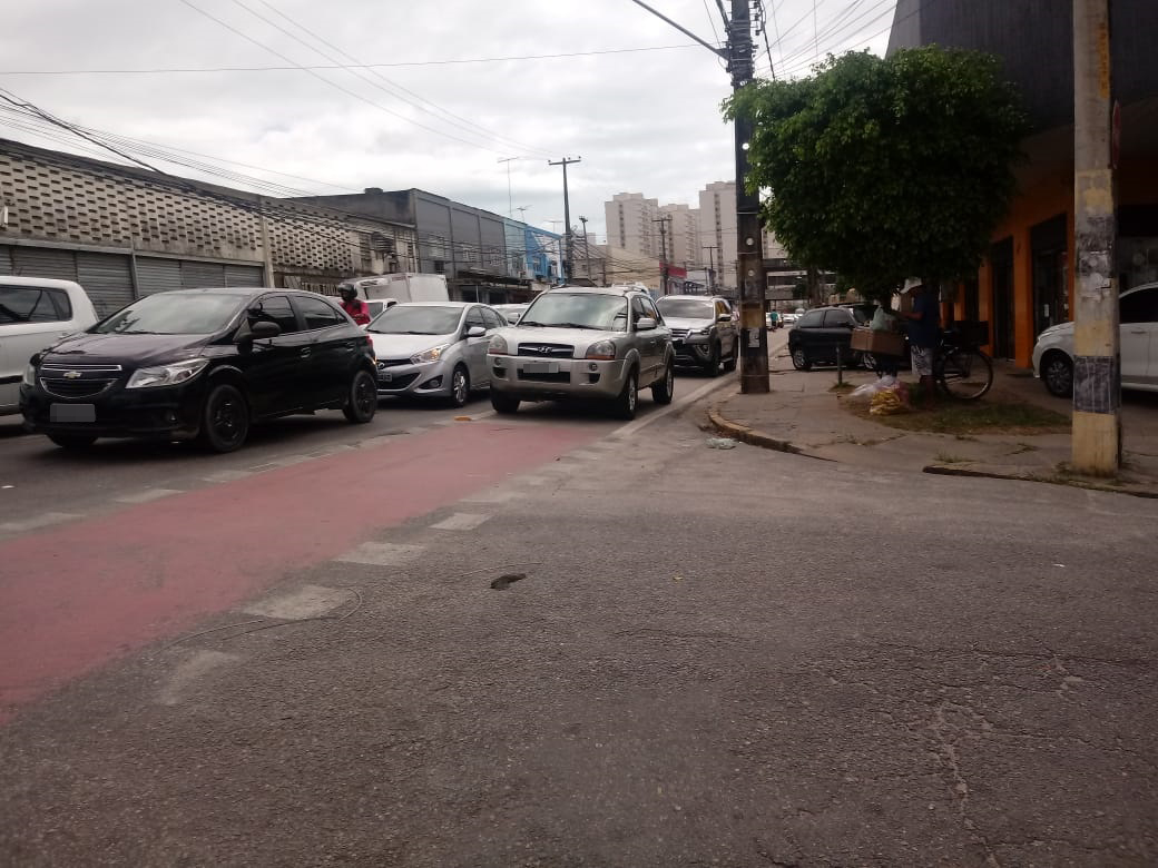 Flagrante de invasão à ciclofaixa no Recife