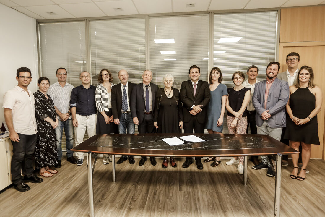 A carta de intenção foi assinada nesta terça (26), pelo prefeito Geraldo Julio e pela vice-governadora da Região Metropolitana de Nantes, Marie-Hélène Nedelec (ao lado esquerdo do prefeito)