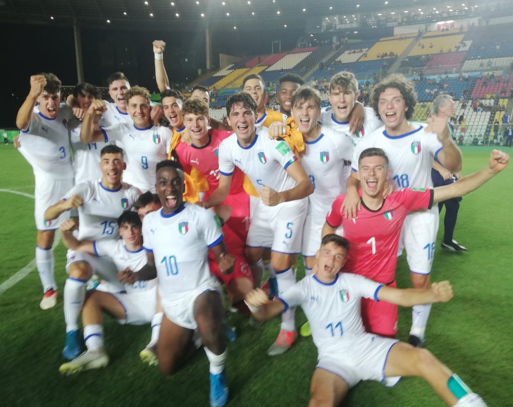 Jogadores da Itália comemoram classificação para as quartas