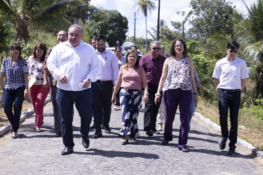 Acompanhada do secretário estadual de Saúde, André Longo, e do diretor da unidade, José Carlos Rosa, Luciana visitou o ambulatório, a enfermaria e o setor de fisioterapia