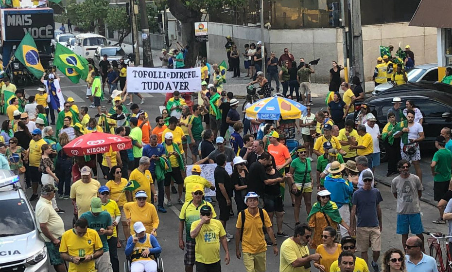 Movimento Vem Pra Rua reúne manifestantes na Avenida Boa Viagem