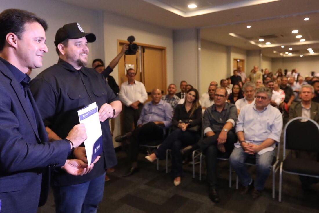 Anderson Ferreira realizou a entrega dos documentos a três empresários dos ramos de comércio varejista, alimentação e imobiliário.