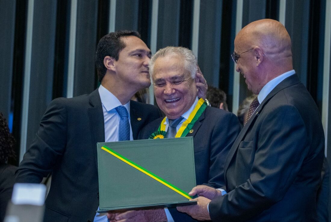 Líder do PSC na Câmara Federal, o deputado André Ferreira representou o partido na entrega da comenda