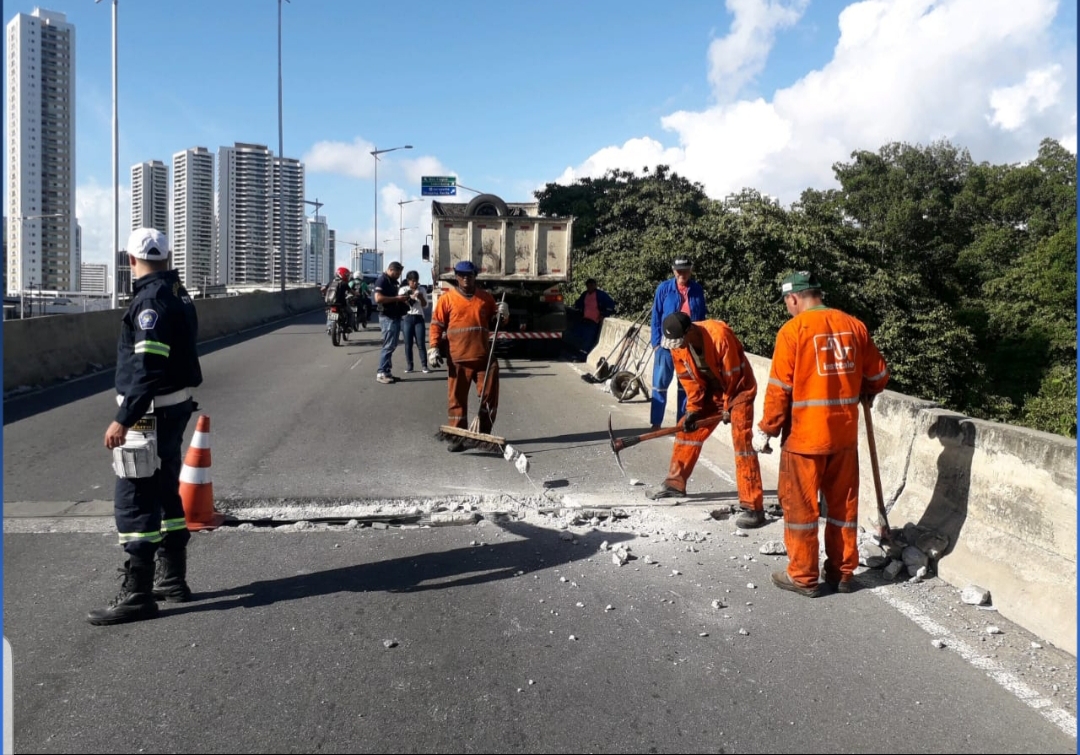 Reparo na Via Mangue feito por técnicos da Emlurb